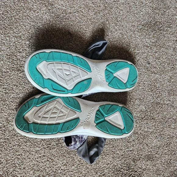 Step into Comfort and Style: Vionic Sandals - Size 11W - Picture 4 of 4